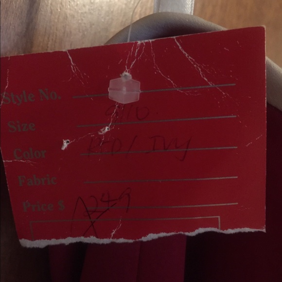 Red gown - Picture 5 of 5